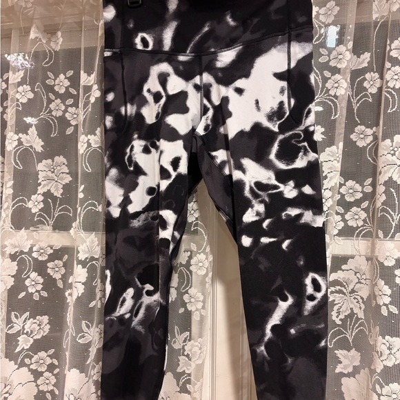 Under Armour High Rise Tie Dye Leggings Black White Ink Wash Size Large - Picture 3 of 15